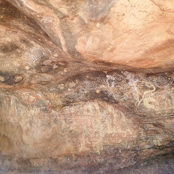 岩肌に残るアボリジニの壁画。自然遺産だけでなく、文化遺産としても登録されており、今もなお聖地として儀式が行われる場所でもある。